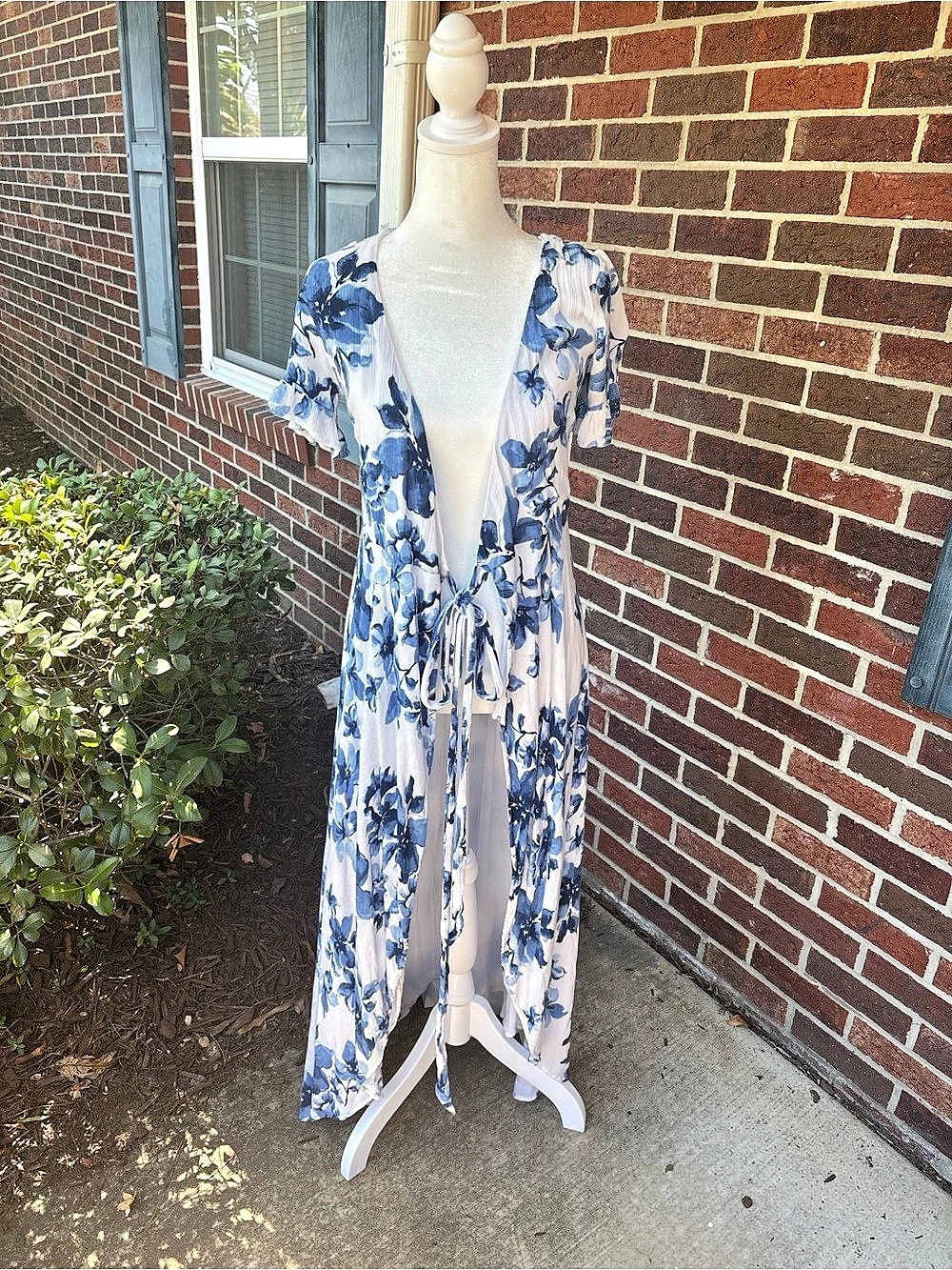 Lulus Floral Maxi Dress in Blue & White Like New Size XS